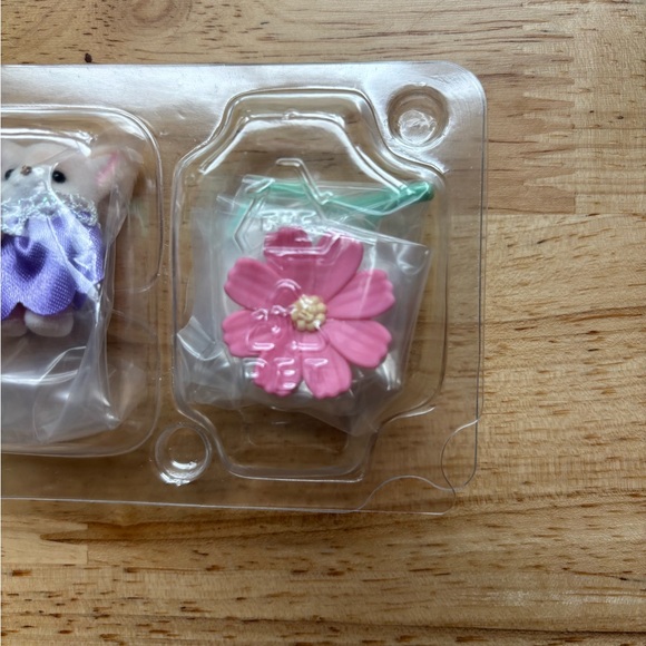 NIP Calico Critters Blooming Baby Friends Fennec Fox Baby with Flower - Picture 5 of 5